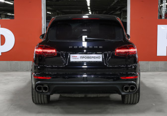 Подержанный автомобиль Porsche Cayenne 2015 года (6 фото)