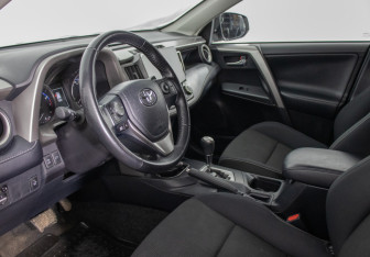 Подержанный автомобиль Toyota RAV4 2017 года (10 фото)