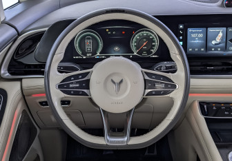 Подержанный автомобиль Voyah Dream 2022 года (21 фото)