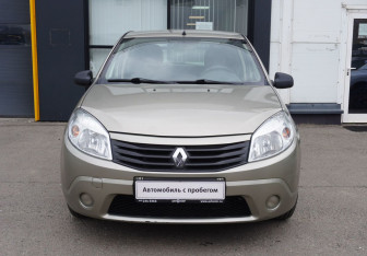 Подержанный автомобиль Renault Sandero 2010 года (2 фото)