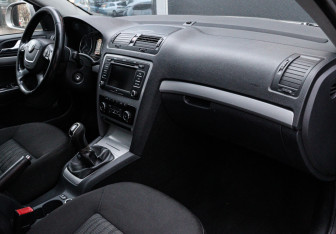Подержанный автомобиль Skoda Octavia Liftback 2010 года (8 фото)