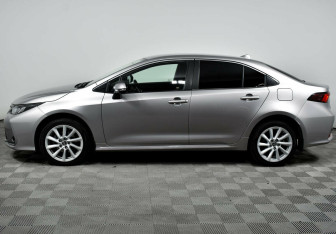Подержанный автомобиль Toyota Corolla Sedan 2021 года (3 фото)