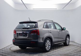 Подержанный автомобиль Kia Sorento 2011 года (5 фото)