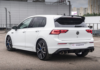 Подержанный автомобиль Volkswagen Golf R Hatchback 2021 года (9 фото)