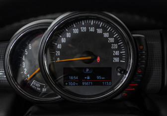 Подержанный автомобиль MINI Hatch 2016 года (11 фото)