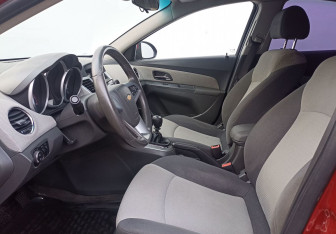 Подержанный автомобиль Chevrolet Cruze Sedan 2010 года (10 фото)