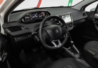 Подержанный автомобиль Peugeot 208 2013 года (7 фото)