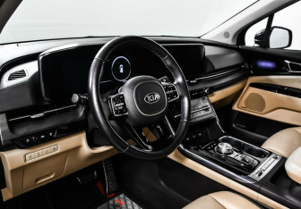 Подержанный автомобиль Kia Carnival 2020 года (11 фото)