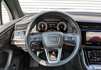 Подержанный автомобиль Audi Q7 2021 года (21 фото)