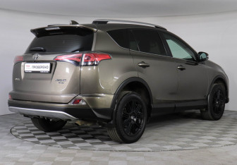 Подержанный автомобиль Toyota RAV4 2017 года (5 фото)