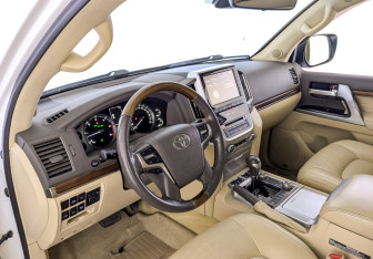 Подержанный автомобиль Toyota Land Cruiser Suv 2016 года (16 фото)