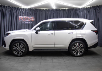 Подержанный автомобиль Lexus LX 2022 года (8 фото)