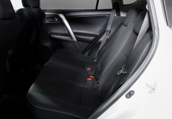 Подержанный автомобиль Toyota RAV4 2015 года (10 фото)