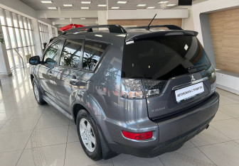 Подержанный автомобиль Mitsubishi Outlander 2012 года (7 фото)