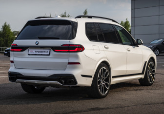 Подержанный автомобиль BMW X7 2024 года (5 фото)