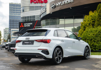Подержанный автомобиль Audi A3 Hatchback 2020 года (3 фото)