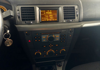 Подержанный автомобиль Opel Vectra Sedan 2006 года (14 фото)