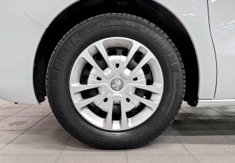 Подержанный автомобиль Peugeot Traveller 2022 года (19 фото)
