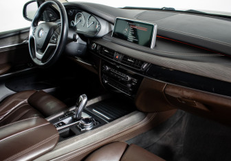 Подержанный автомобиль BMW X5 2014 года (10 фото)