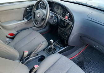 Подержанный автомобиль Hyundai Elantra Sedan 2004 года (9 фото)