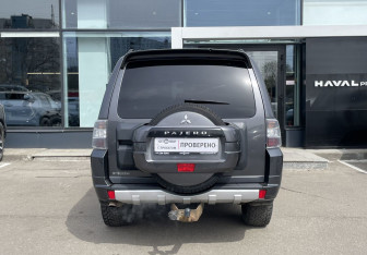 Подержанный автомобиль Mitsubishi Pajero 2012 года (6 фото)