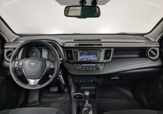 Подержанный автомобиль Toyota RAV4 2016 года (14 фото)