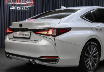Подержанный автомобиль Lexus ES 2019 года (23 фото)