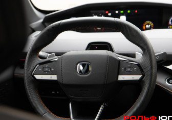 Подержанный автомобиль Changan UNI-V 2023 года (14 фото)