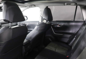 Подержанный автомобиль Toyota RAV4 2023 года (12 фото)