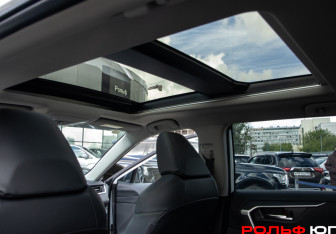 Подержанный автомобиль Toyota RAV4 2025 года (12 фото)