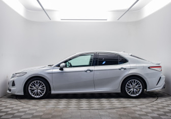 Подержанный автомобиль Toyota Camry Sedan 2019 года (8 фото)