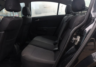 Подержанный автомобиль Opel Astra Sedan 2014 года (10 фото)
