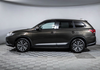 Подержанный автомобиль Mitsubishi Outlander 2019 года (8 фото)