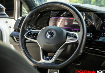 Подержанный автомобиль Volkswagen Golf Hatchback 2020 года (11 фото)