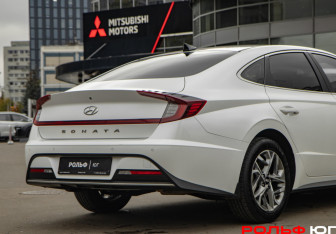 Подержанный автомобиль Hyundai Sonata 2020 года (18 фото)