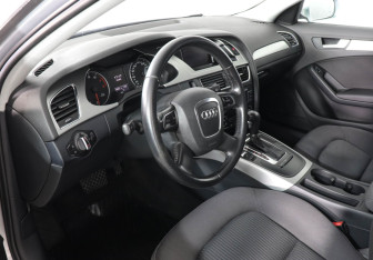 Подержанный автомобиль Audi A4 Sedan 2011 года (9 фото)