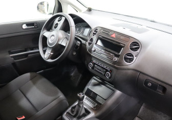 Подержанный автомобиль Volkswagen Golf Plus 2011 года (10 фото)