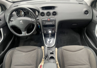 Подержанный автомобиль Peugeot 308 Hatchback 2013 года (10 фото)