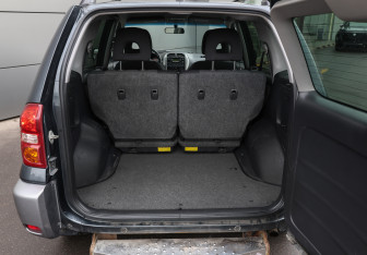 Подержанный автомобиль Toyota RAV4 2004 года (9 фото)