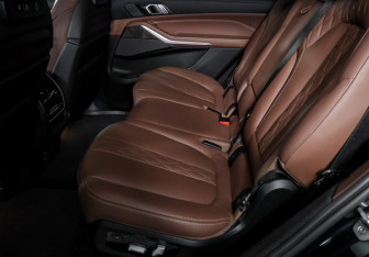 Подержанный автомобиль BMW X7 2022 года (10 фото)