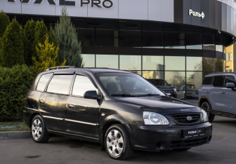 Подержанный автомобиль Kia Carens 2005 года (3 фото)