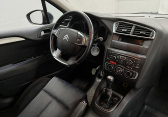 Подержанный автомобиль Citroen C4 Hatchback 2011 года (10 фото)