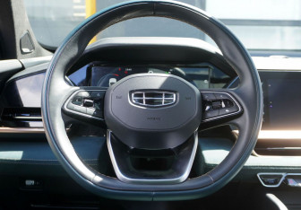 Подержанный автомобиль Geely Monjaro 2023 года (16 фото)