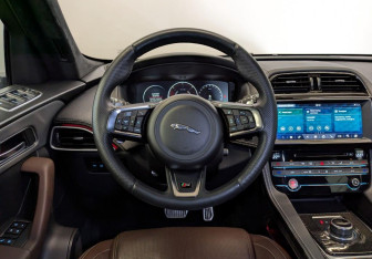 Подержанный автомобиль Jaguar F-Pace 2016 года (21 фото)