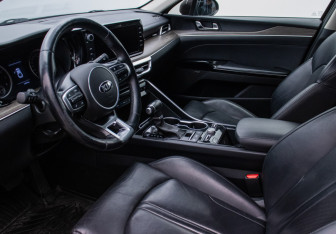 Подержанный автомобиль Kia K5 2021 года (10 фото)