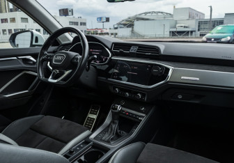 Подержанный автомобиль Audi Q3 2021 года (14 фото)
