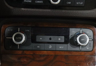 Подержанный автомобиль Volkswagen Touareg 2012 года (18 фото)