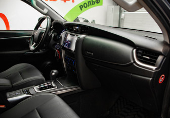 Подержанный автомобиль Toyota Fortuner 2021 года (26 фото)