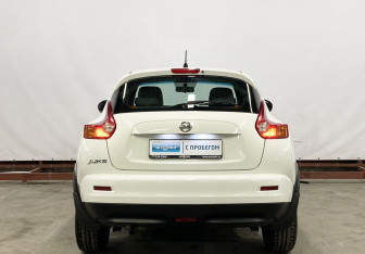 Подержанный автомобиль Nissan Juke 2014 года (6 фото)