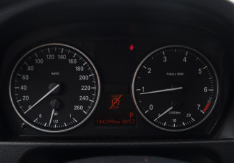 Подержанный автомобиль BMW X1 2012 года (12 фото)